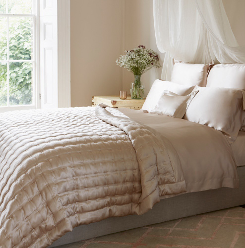 Покрывало Gingerlily Windsor nude шелковое, 270х270 см на VALLES.TOP