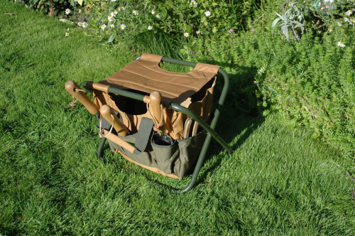 Стул Esschert Design Gardentools садовый с сумкой для инструментов, коричневый на VALLES.TOP