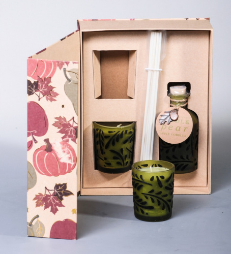 Набор подарочный из 2 аромасвечей и крема Яблоко-груша на VALLES.TOP