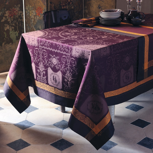 Скатерть Garnier–Thiebaut Bagatelle Velours фиолетово-оранжевая, 172х252 см на VALLES.TOP
